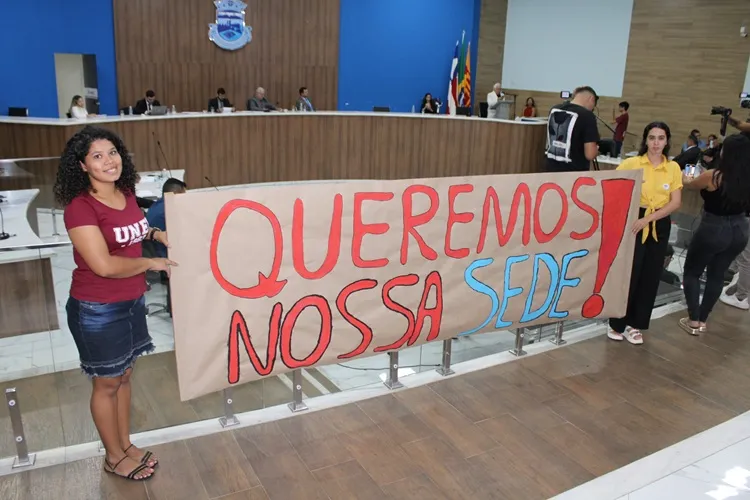 Discentes e docentes vão ao legislativo em prol da sede própria da Uneb em Brumado