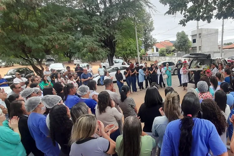 Brumado: Com homenagem no hospital, familiares e amigos dão adeus a Janete Luz