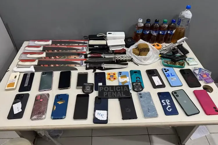 Homem é preso ao tentar entrar com 24 celulares no Conjunto Penal de Salvador