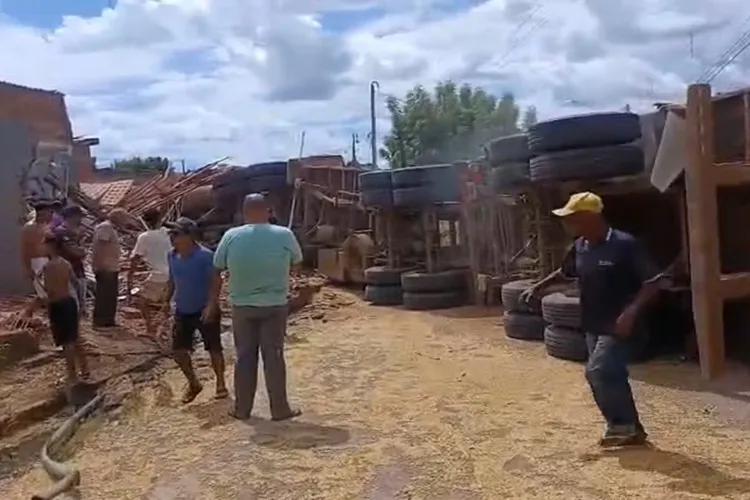 Bebê e criança ficam feridos após caminhão desgovernado atingir casas em São Desidério