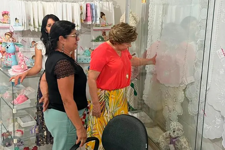Primeira-dama debate ações de valorização das artesãs em Guanambi