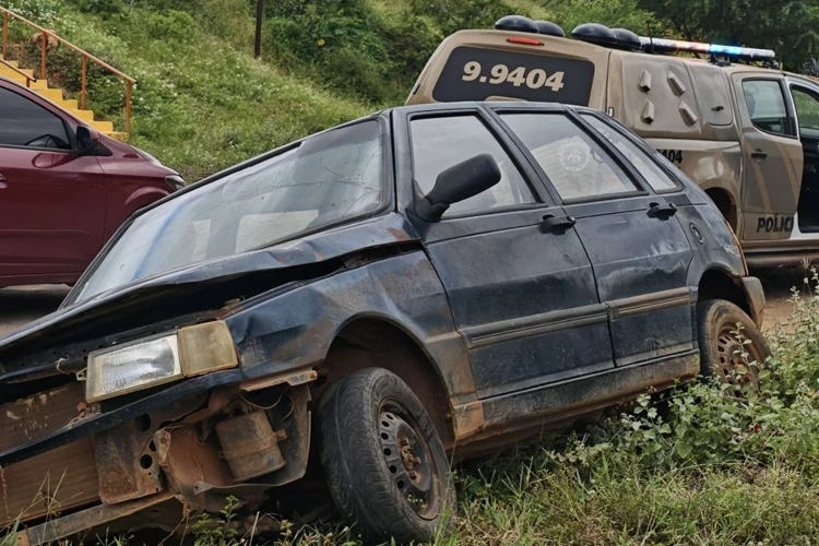Veículo furtado é recuperado nas proximidades da linha férrea em Caculé