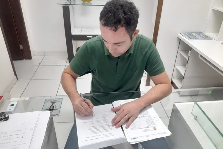 Brumado: Prefeito homenageia professores com liberação do abono salarial