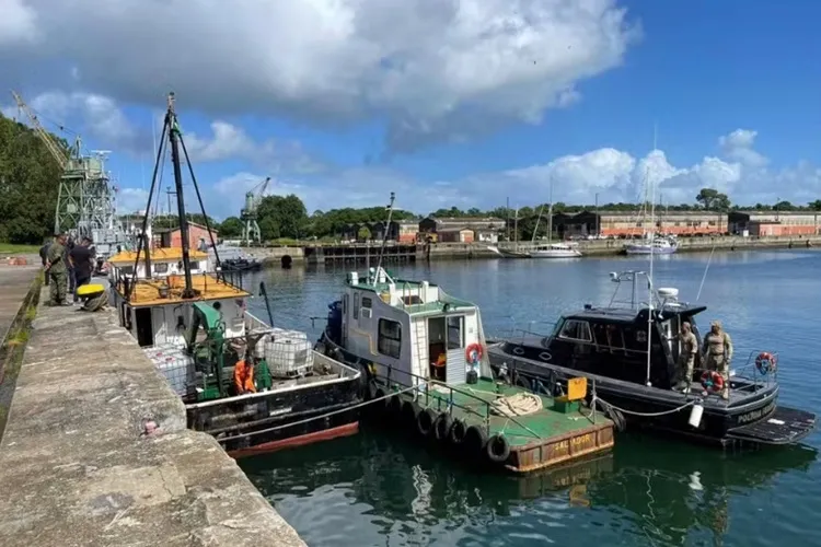Mais 700 kg de cocaína são achados em barco apreendido pela Polícia Federal em Salvador