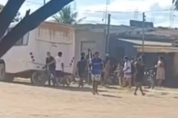 Jovem morre após ataque a tiros na porta de barbearia em Itabela