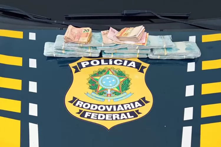 Mulher é presa na BR-116 em Vitória da Conquista com R$ 100 mil preso ao corpo