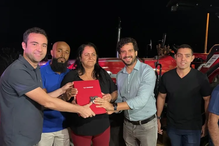 Fabrício Abrantes entrega trator para beneficiar 600 famílias na zona rural de Brumado