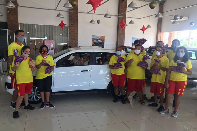 Apae de Brumado adquire novo veículo para translado dos alunos assistidos