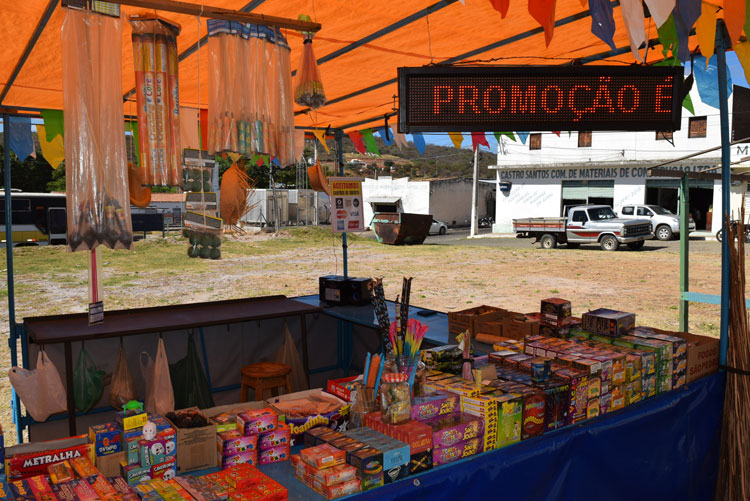 Sem festas na cidade, barraqueiros preveem queda nas vendas de fogos de artifício em Brumado