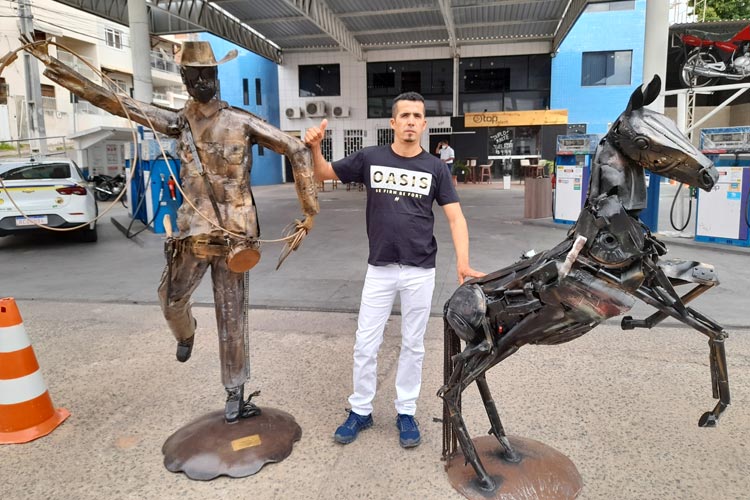 Sucata vira arte nas mãos do artista plástico brumadense Alex Lobo