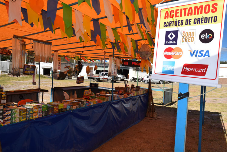 Sem festas na cidade, barraqueiros preveem queda nas vendas de fogos de artifício em Brumado