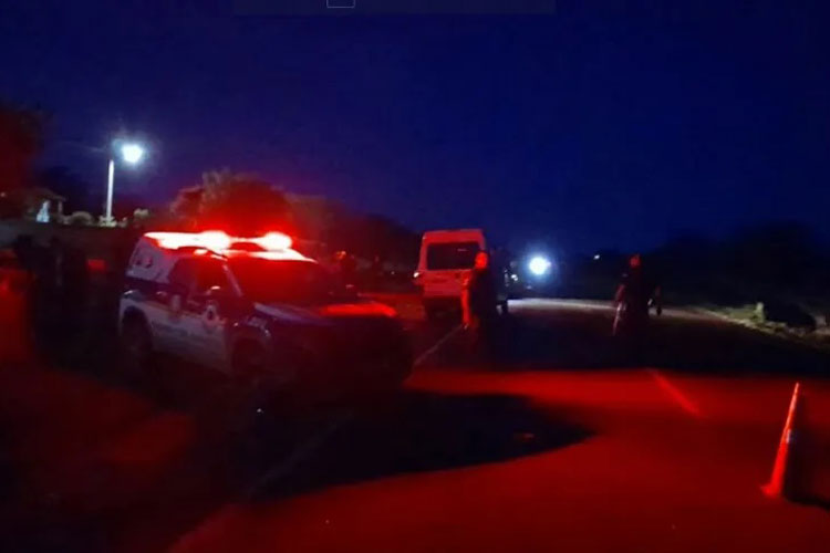 Homens morrem após batida entre van e motocicleta no norte da Bahia