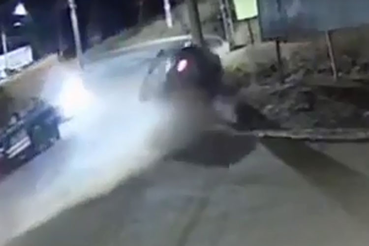 Motorista escapa ileso após capotamento na Avenida Lindolpho Azevedo de Brito em Brumado