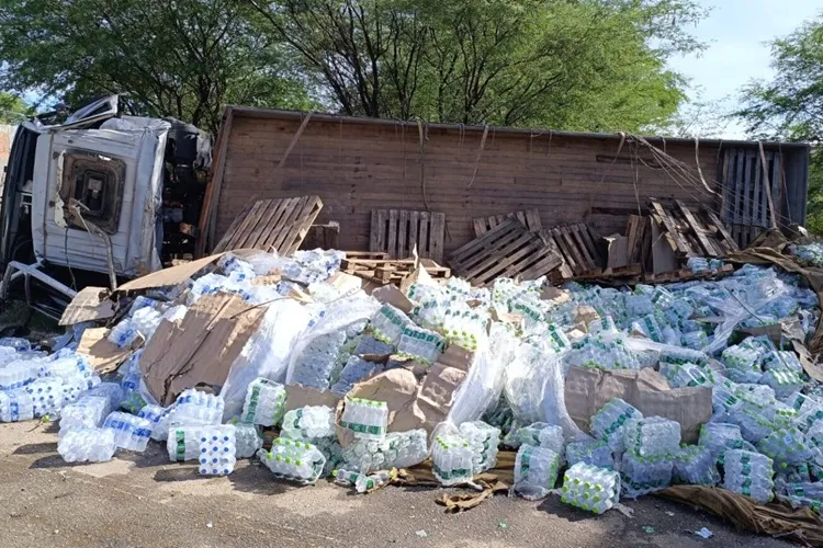 Caminhão carregado com água mineral tomba na BA-026 em Urandi