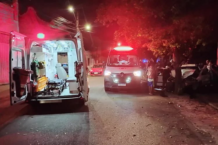 Guanambi: Carro bate em árvore e deixa quatro feridos, entre eles duas crianças