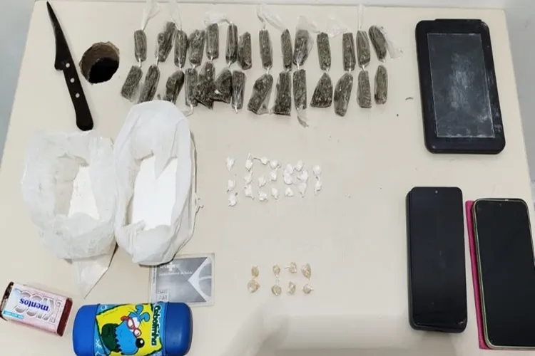 PM apreende drogas, celulares e motocicleta em ponto de tráfico em Encruzilhada