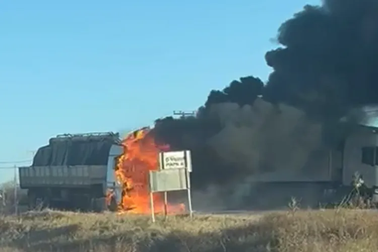 VÍDEO: Incêndio atinge cabine de carreta na BA-262 em Brumado