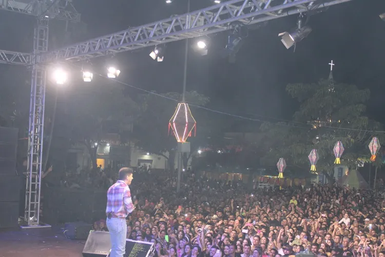 Zé Vaqueiro leva 15 mil pessoas para a abertura do São João de Dom Basílio