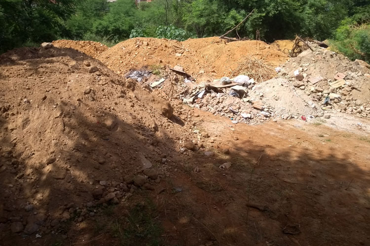 Rio do Antônio está sendo aterrado devido a despejo de entulho em Brumado