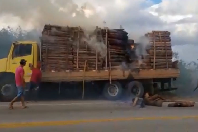 Incidente envolvendo caminhão carregado de eucalipto é registrado na BA-262 em Aracatu