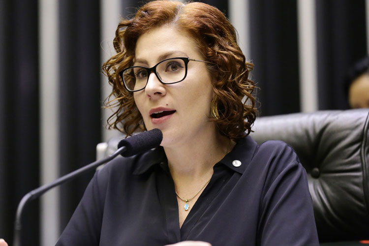 PF faz batida em endereços de Carla Zambelli e apreende mais três armas