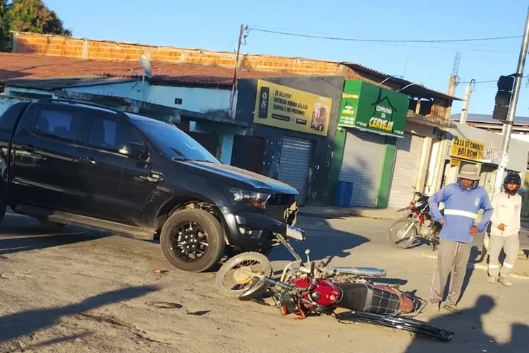 Caminhonete e moto se envolvem em acidente na cidade de Bom Jesus da Lapa