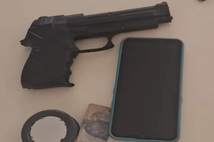 Caculé: PM apreende simulacro de pistola com jovem de 19 anos em pousada