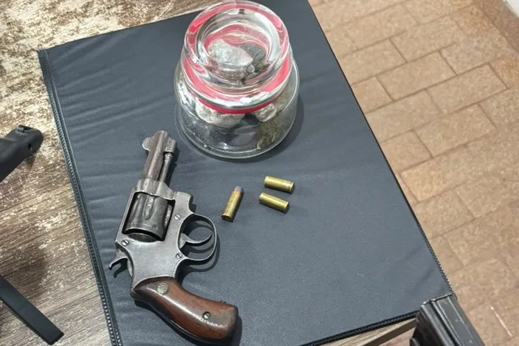 Operação conjunta apreende arma e drogas em bar na cidade de Barra da Estiva