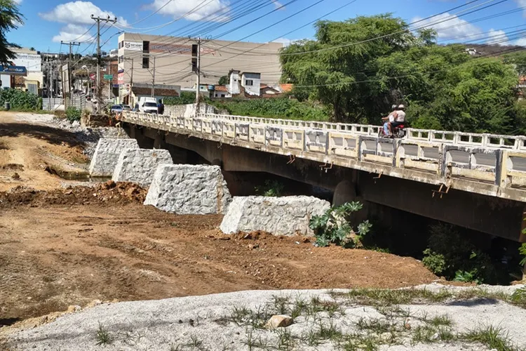 Secretário nega atraso em obra de ponte em Brumado: 'Coelba está no prazo'