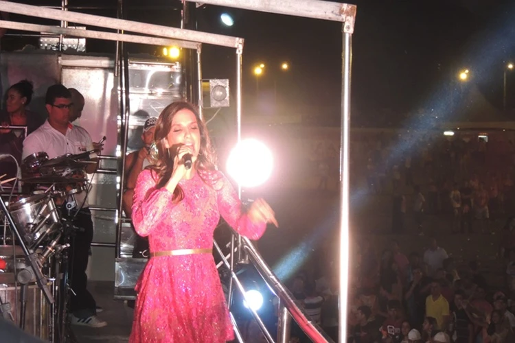 Ivete Sangalo é denunciada ao MP-BA por cantar e dançar 'Vampirinha' com criança