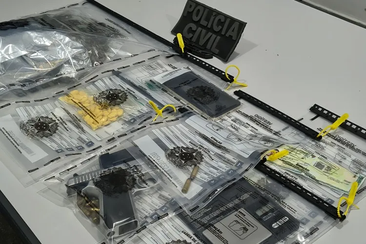 Brumado: Suspeito que dormia com namorada perto da delegacia é preso com arma e drogas