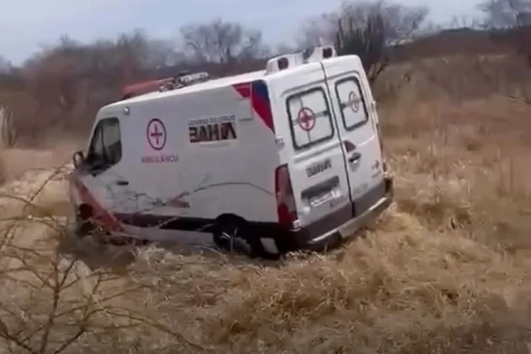 Acidente entre ambulância e moto deixa dois mortos na BA-156 em Caturama