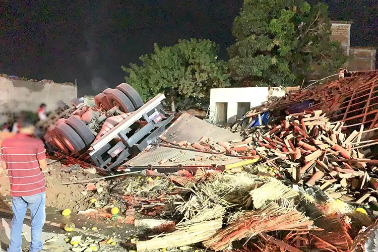 Caminhão desgovernado atinge residência em que mãe e filha foram mortas em Ituaçu, diz PM