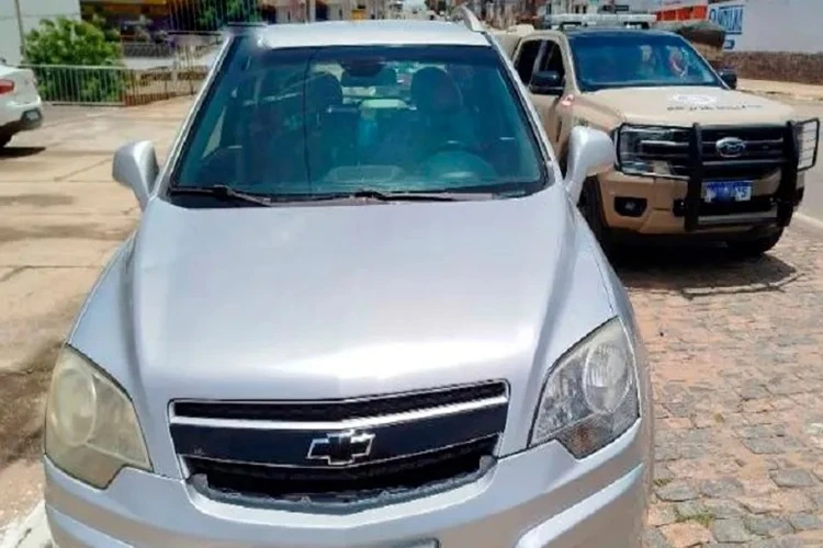 Carro com restrição judicial e quase R$ 35 mil em multas é retido em Brumado