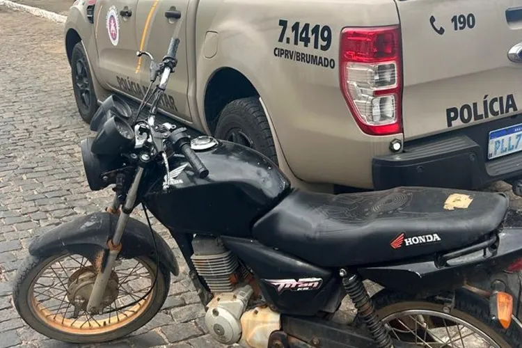 Motocicleta com restrição de roubo é recuperada na BA-148 em Brumado