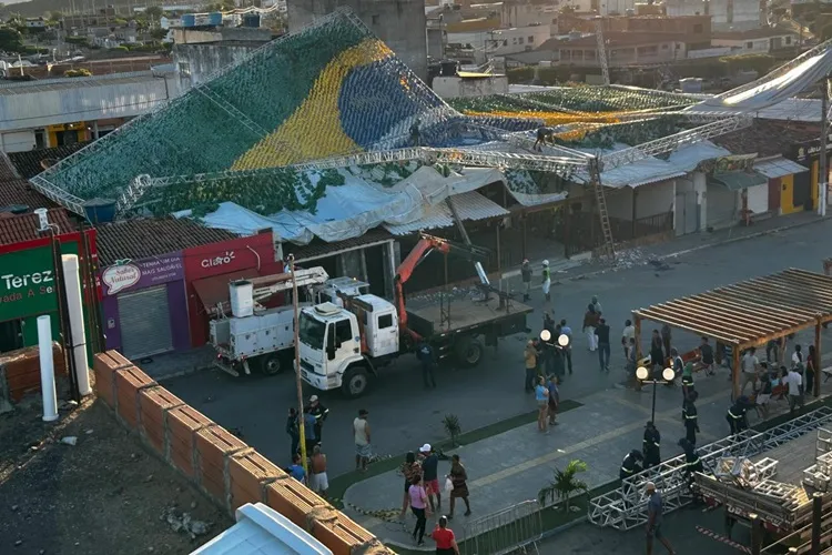 Estrutura do São João desaba em Tanhaçu e deixa cidade 6h sem luz