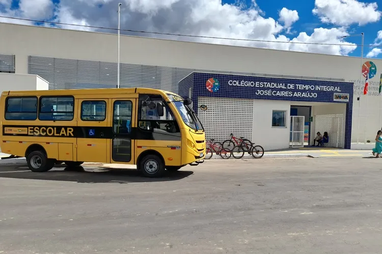 Governo entrega escola de tempo integral, delegacia e unidade de saúde em Dom Basílio