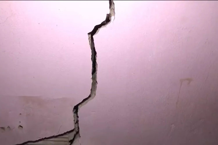 Três meses após temporais, moradores de Conquista ainda têm imóveis com rachaduras e manchas