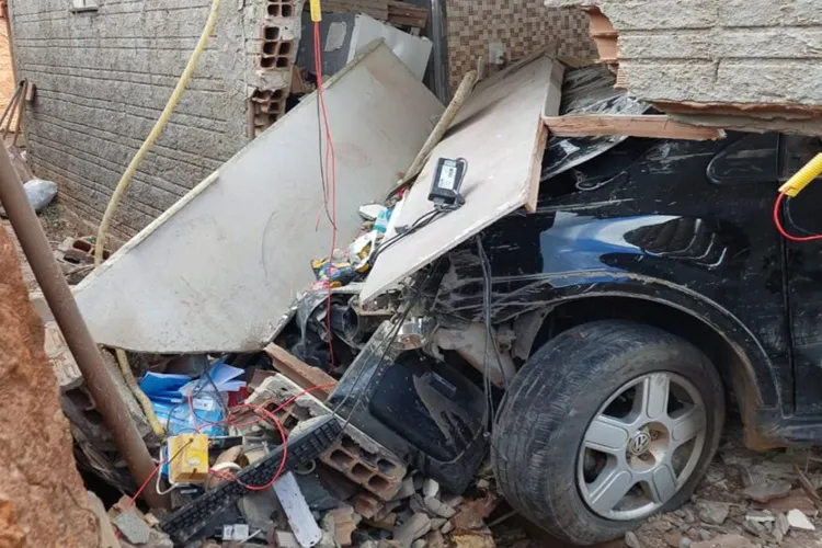 Condutora perde controle da direção e invade lanchonete na BA-262 em Vitória da Conquista