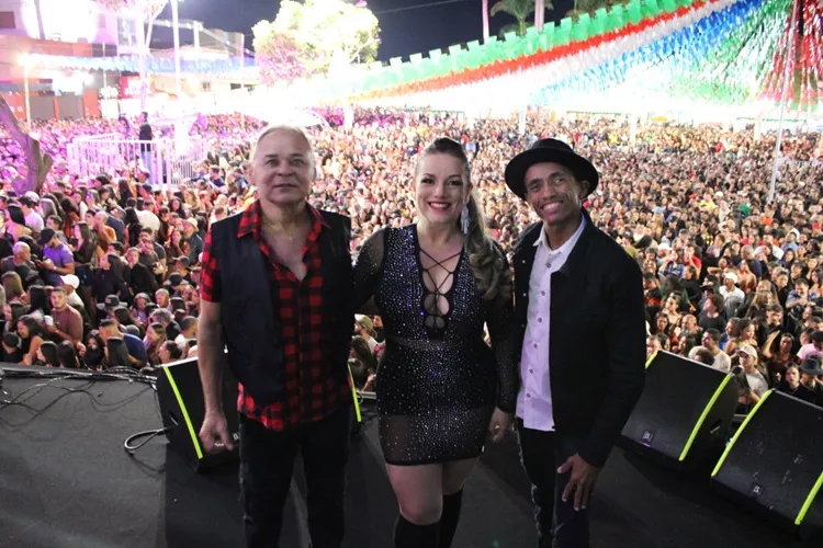 42 anos de história: Banda Magnatas embala o público no aniversário de Brumado