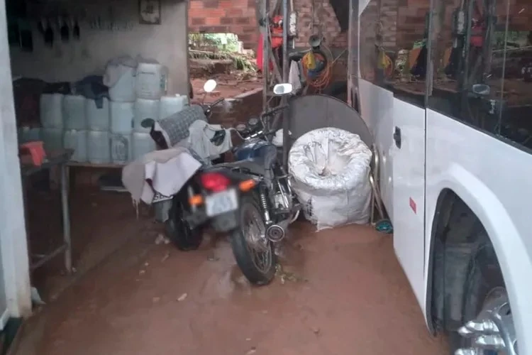 Família fica desalojada após alagamento provocado pela forte chuva em Brumado