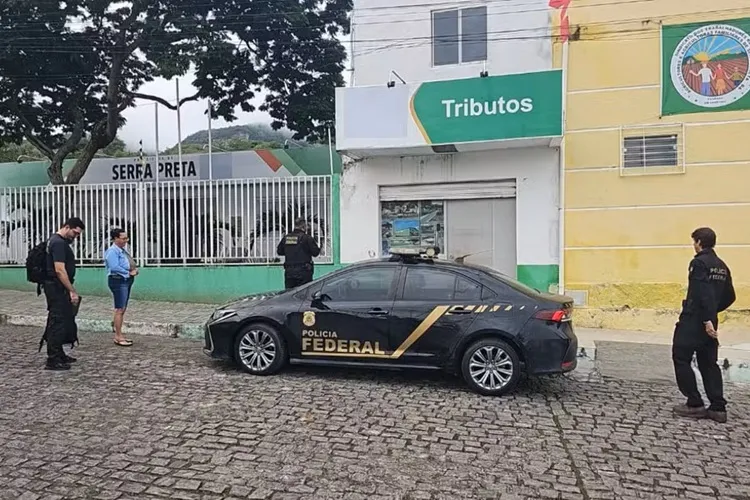 PF deflagra operação contra fraudes na concessão de alvarás de táxi em Serra Preta