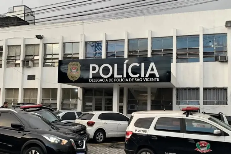 Padrasto de 17 anos é apreendido por espancar bebê por estar chorando e mãe foi presa