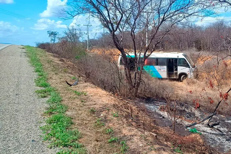 Brumado: Ônibus cai em ribanceira na BR-030 após motorista passar mal