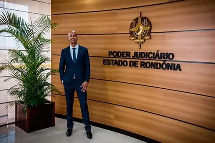 Ex-vendedor de pipoca que se tornou juiz após 70 concursos é demitido acusado de humilhar colegas