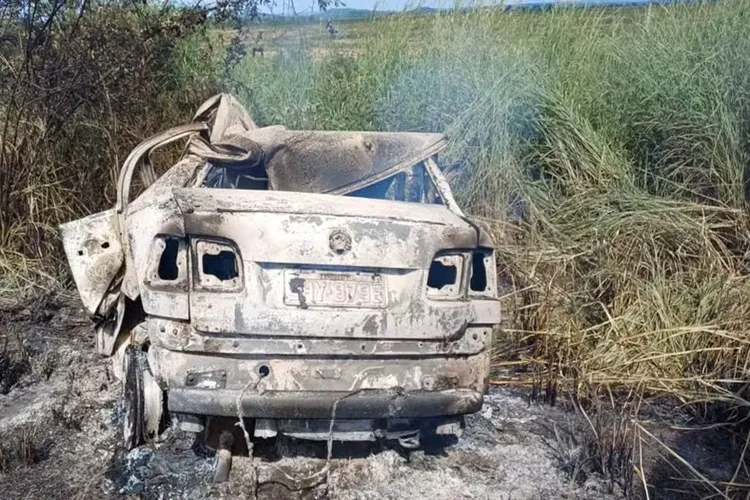Carro pega fogo após batida e quatro pessoas morrem em Riachão das Neves
