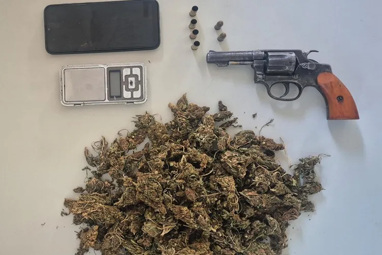 Rondesp apreende arma, munições e drogas durante patrulhamento em Guanambi