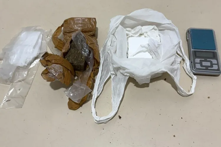 Homem tenta fugir de moto, mas é preso com drogas e balança de precisão em Cândido Sales