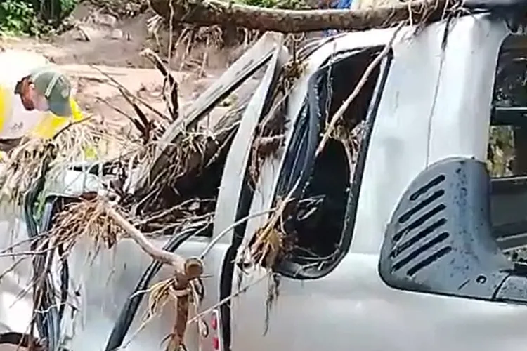 VÍDEO: Forte chuva arrasa estradas vicinais e causa cenário de destruição em Tanhaçu