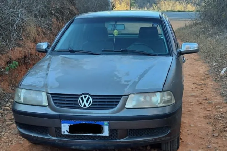 Veículo abandonado na comunidade de Santa Luzia é apreendido pela PM em Caetité